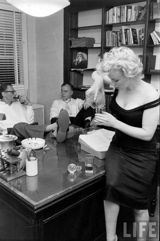 Photo Op - Marilyn Monroe pouring her husband a drink, 1958 11