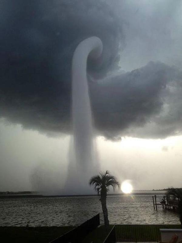 Gigantic waterspout heading towards Tampa, Florida, 2013